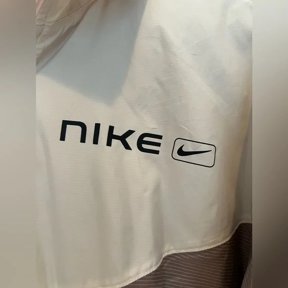 NIKE Women's Sportswear Street Loose Fit Woven Jacket - Picture 4 of 7